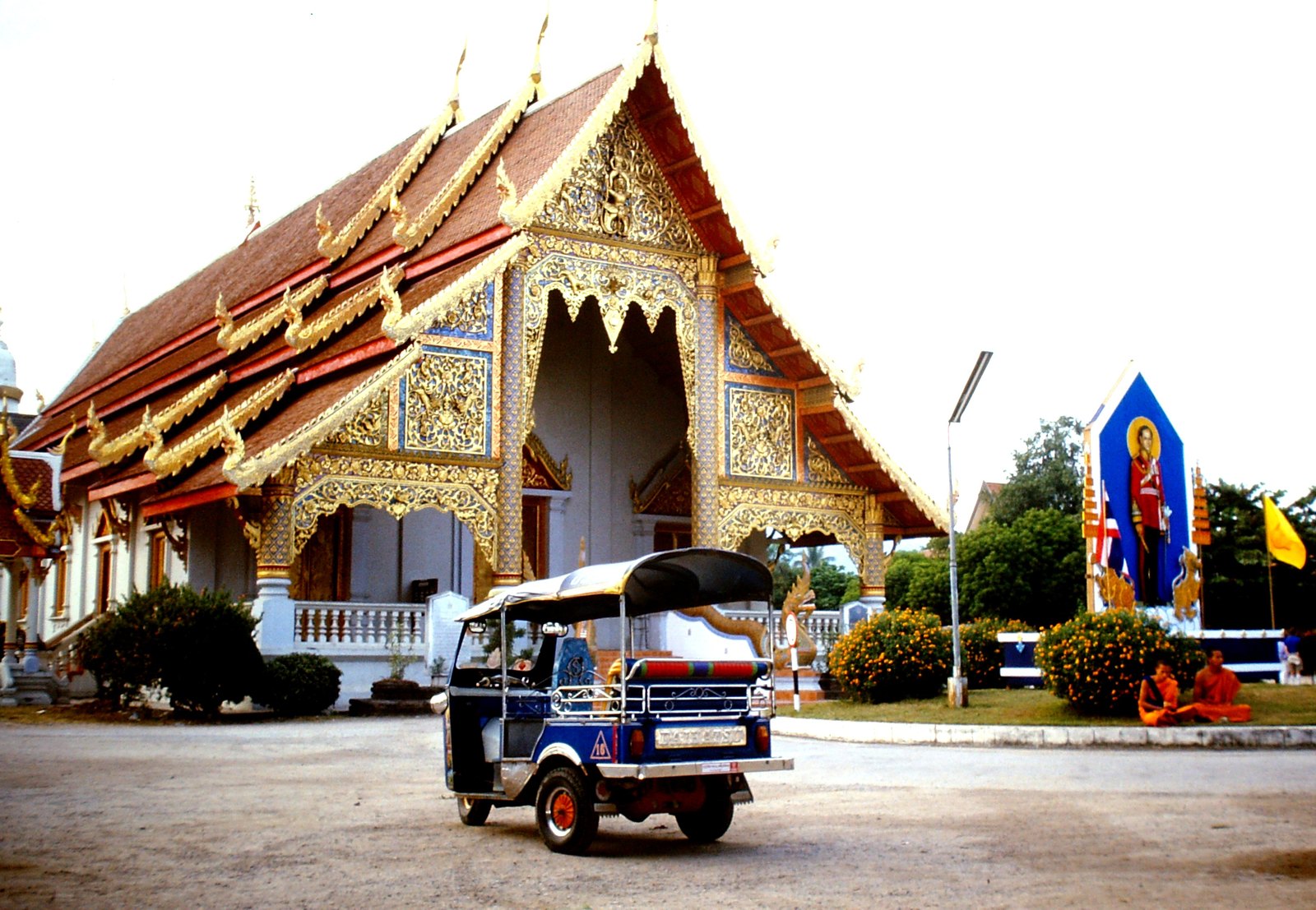 치앙마이 태국 풍경 - 1985 in Chiang Mai. Wat Phra Singh and Tuk Tuk. Spielvogel Archiv.jpg