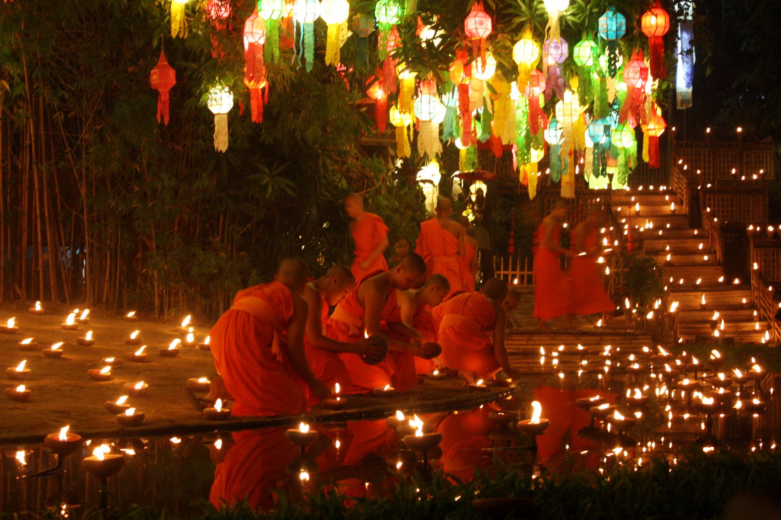 치앙마이 태국 풍경 - Celebration of Loi Krathong by buddhist monks in Chiang Mai, Thailand.jpg