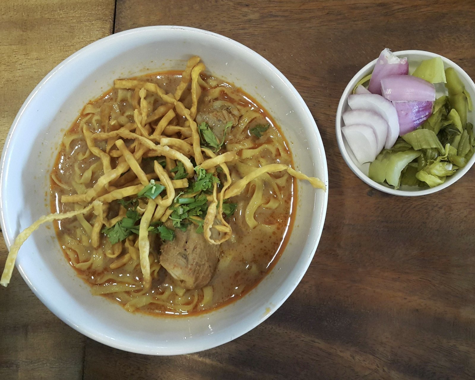 치앙마이 태국 풍경 - Khao Soi Northern Thai food ข้าวซอย ผักดอง.jpg